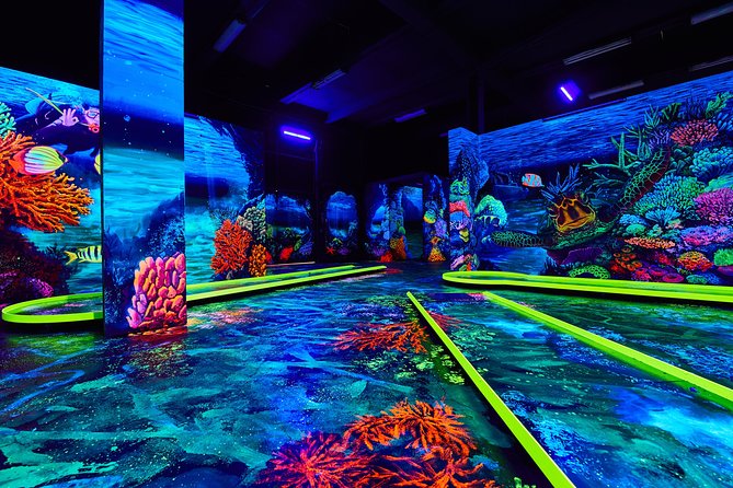 Neonis - 3D Blacklight Minigolf - The course concept: three art zones instead of one flat layout