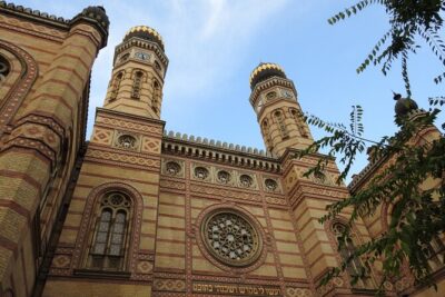Past and Present of Budapest Jewish District Tour - Erzsébet tér: Belle Époque Grandeur Meets Hard History