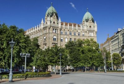 Private Budapest Walking Tour with Cake & Coffee - Coffee, cake, and snacks: the pause that keeps the day enjoyable
