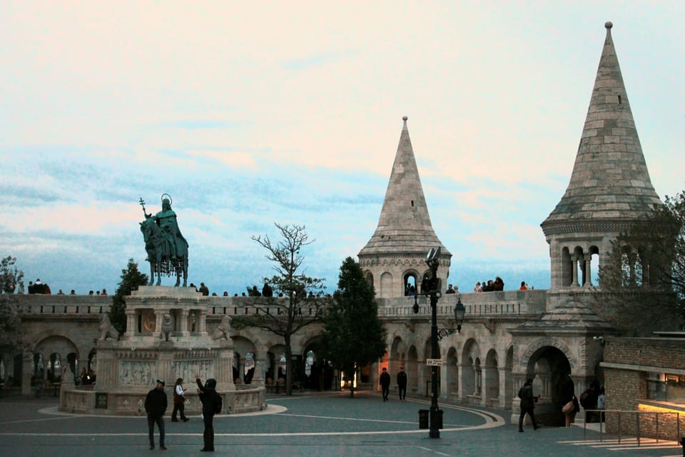 True Crime Walking Tour in the Buda Castle district - Start at Szent György tér: a simple meeting point